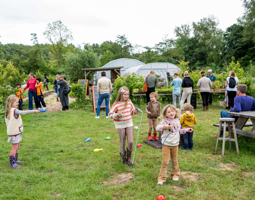 Kinderen die buiten aan het spelen zijn in groen landschap