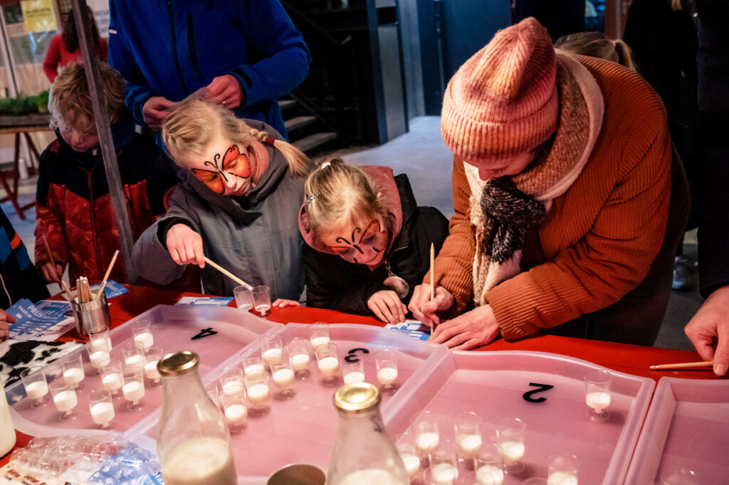 Kinderen en volwassene noteren score bij melkproeverij